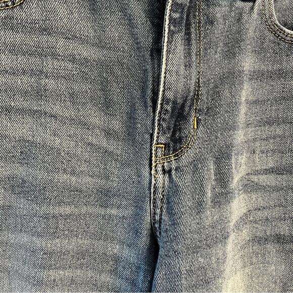 Hollister Distressed Ultra High Rise Mom Jeans Size 30/27 - Picture 4 of 10